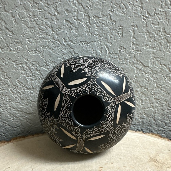 Mata Ortiz Pottery Heriberto Ledezema 
Hand Made 
Hand Painted 
Hand Etched Rare - Picture 7 of 9